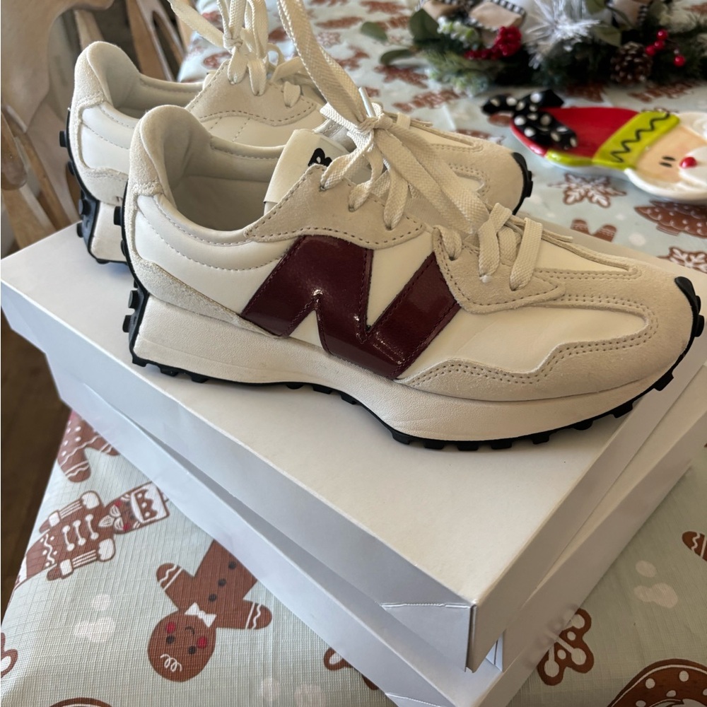 New Balance 327 white and Burgundy Sneakers